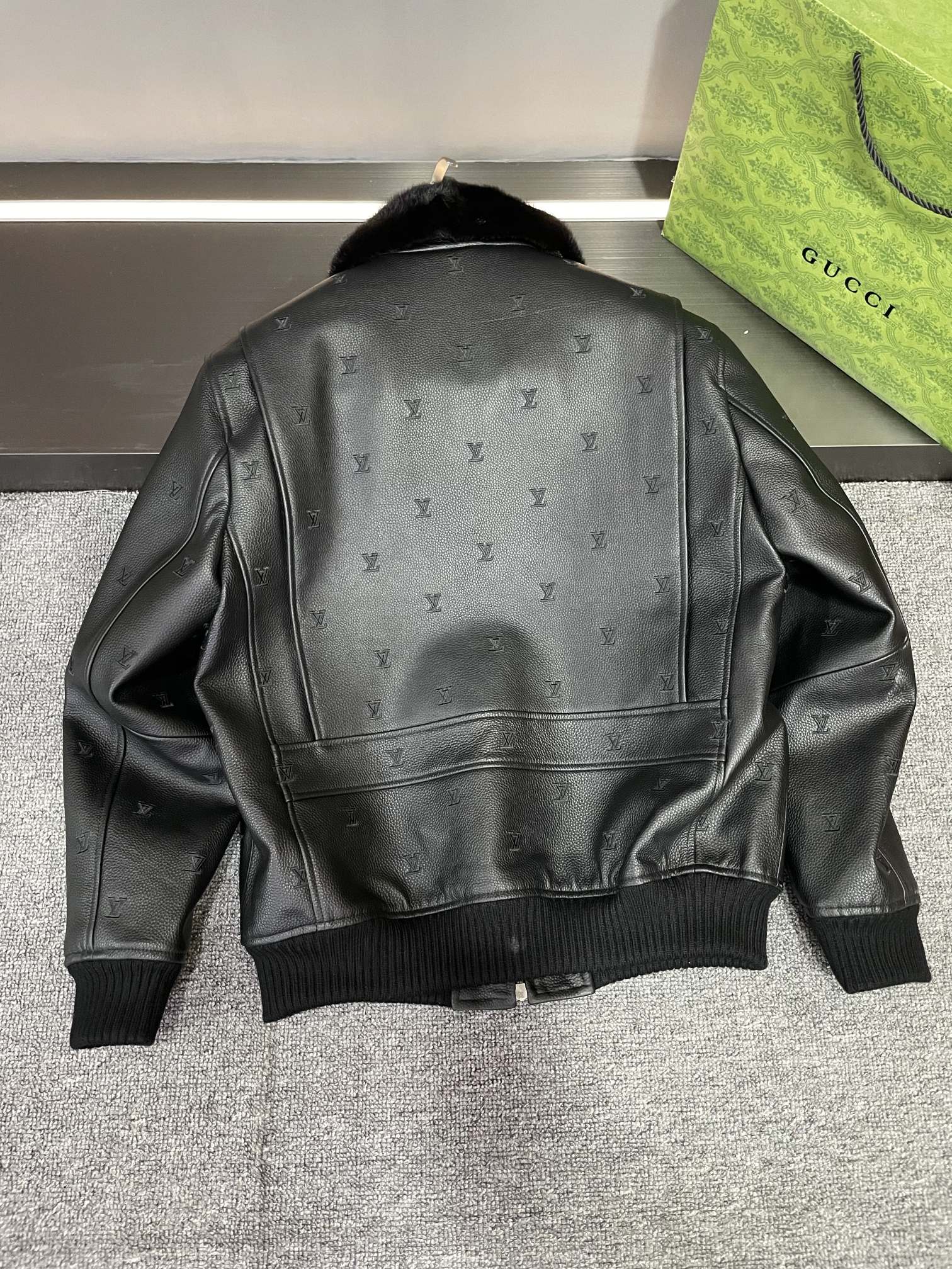 图片[2]-P4200 🖤✨LV 24 秋冬新款男士牛皮皮衣一眼沦陷的高级感！✨🖤
 
🎈家人们今天必须给大家分享路易威登这季的神仙新款男士牛皮皮衣😍
 
💼先说这材质西班牙进口头层黑色小牛皮质感无敌上手一摸那细腻的触感瞬间就能感受到品牌的用心与品质👏
 
🌸全身 LV LOGO 绣花精致又大气将品牌的经典与时尚完美融合走在路上绝对是回头率爆表💥
 
🧣水貂毛领设计不仅增添了奢华感还特别保暖在寒冷的秋冬给你满满的温暖与呵护🥰
 
🎯揭盖口袋的设计实用又时尚方便你放置小物品的同时也为整体造型加分不少💯
 
🌟后背的龟背设计更是独具匠心让这件皮衣瞬间与众不同彰显你的独特品味😎
 
💪路易威登一直以来都是时尚界的翘楚这件 24 秋冬新款男士牛皮皮衣更是将品牌的精髓发挥到极致无论是搭配休闲裤还是正装都能轻松驾驭让你在任何场合都散发着自信与魅力✨
 
💕快来和我一起感受这份来自路易威登的时尚魅力吧！🎉
 
码数48-56-高仿包包