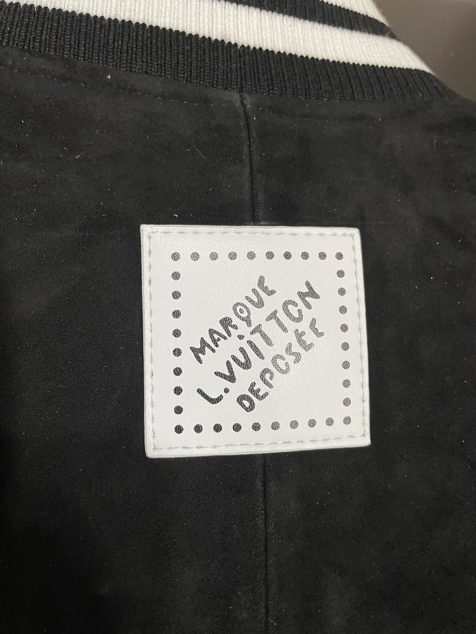 图片[5]-P3900 🖤✨LV 路易威登 24 秋冬新款男士反绒羊皮皮衣演绎极致奢华与时尚！✨🖤
 
💼首先这件皮衣采用澳洲进口反绒黑色羊皮精心打造那细腻的质感一触难忘每一寸皮革都仿佛在诉说着品牌的精湛工艺与对品质的执着追求👏
 
🌸胸前的烫钻加贴皮绣刻画出巨型 LV LOGO光芒闪耀瞬间成为众人瞩目的焦点这不仅仅是一个标志更是时尚与品味的象征💥
 
🌟再看后衣领下方的 LV LOGO 贴皮低调而奢华细节之处尽显品牌的精致与用心😎
 
💫而 LV 最新设计语言的珍珠刻字纽扣更是为这件皮衣增添了一份独特的魅力每一颗纽扣都如同珍珠般温润刻字工艺更是彰显了品牌的尊贵与不凡💯
 
🎯黑白撞色螺纹的设计为整体造型注入了时尚与活力这种经典的配色组合既时尚百搭又能展现出你的个性与风格💥
 
💪路易威登一直以来都是时尚界的引领者这件 24 秋冬新款男士反绒羊皮皮衣完美地诠释了品牌的精髓无论是搭配休闲裤还是正装都能轻松驾驭让你在任何场合都散发着自信与魅力✨
 
💕快来感受路易威登的时尚魅力吧！让这件反绒羊皮皮衣成为你秋冬季节的时尚必备开启一段奢华与时尚的旅程🎉
 
码数48-56-高仿包包