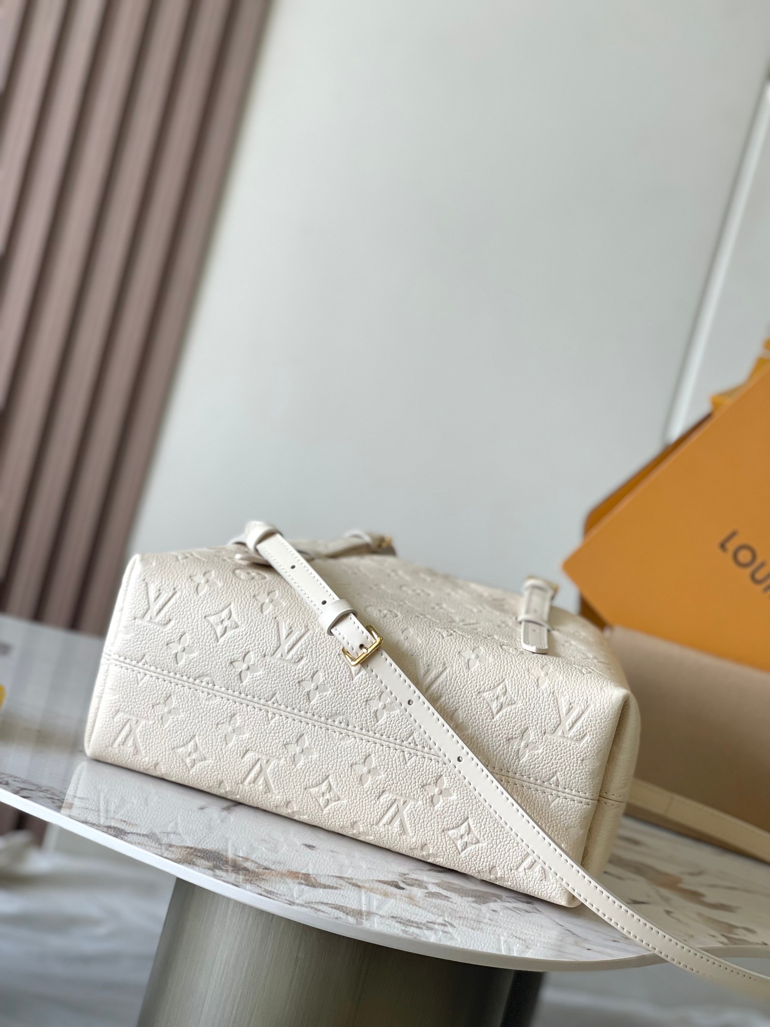 Image [4]-p2300This Babylone Tote Handbags Traceability Paris Babylone Trend Community Model: M11394 WhiteMaterials: A-grade all-steel hardwareImported original fabricsPackaging: a full set of the original duty-free M Bobberley loadedSize: 31 * 21.5 * 13CM-High Faux Bags