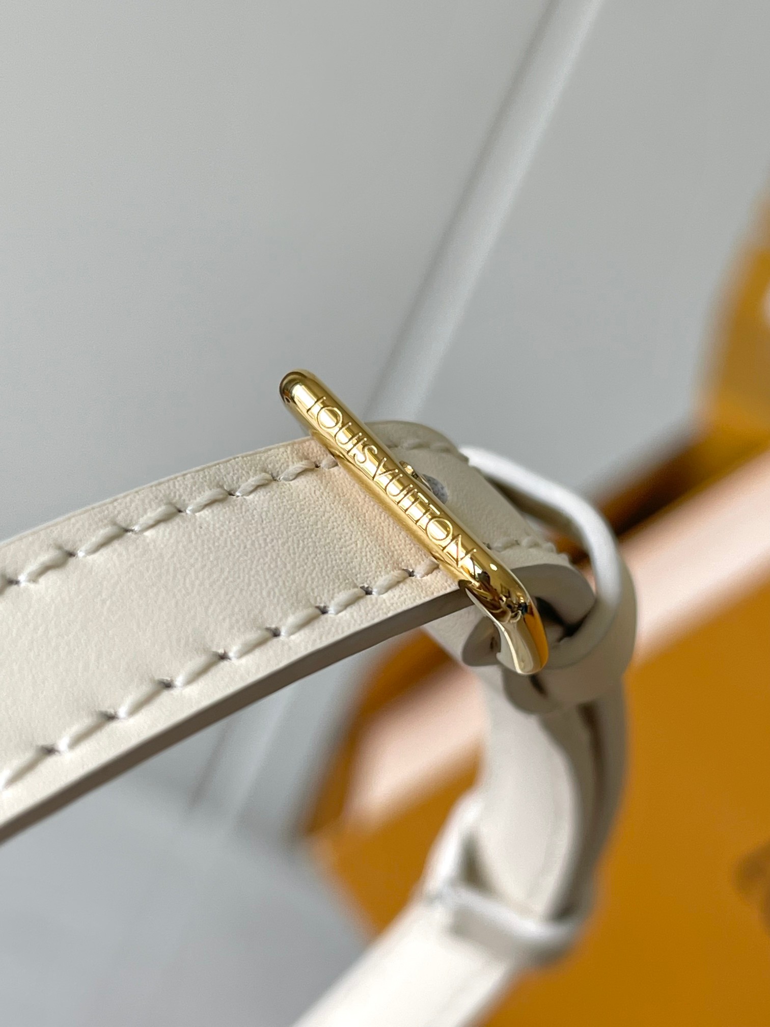 Image [5]-p2300This Babylone Tote Handbags Traceability Paris Babylone Trend Community Model: M11394 WhiteMaterials: A-grade all-steel hardwareImported original fabricsPackaging: a full set of the original duty-free M Bobberley loadedSize: 31 * 21.5 * 13CM-High Faux Bags