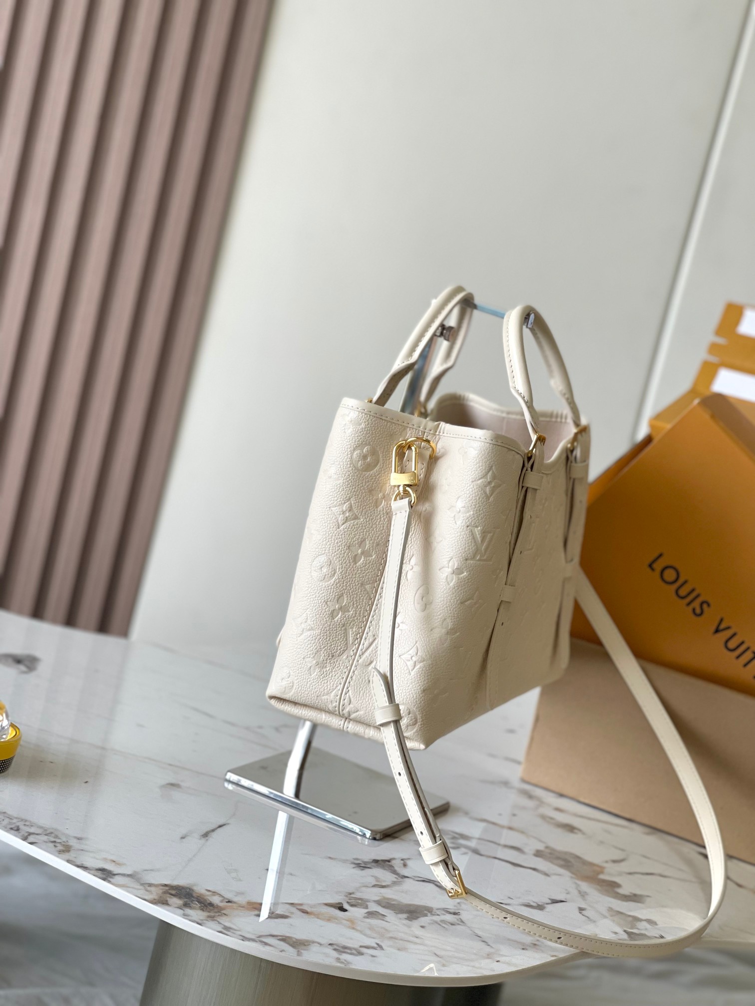 Image [2]-p2300This Babylone Tote Handbags Traceability Paris Babylone Trend Community Model: M11394 WhiteMaterials: A-grade all-steel hardwareImported original fabricsPackaging: a full set of the original duty-free M Bobberley loadedSize: 31 * 21.5 * 13CM-High Faux Bags