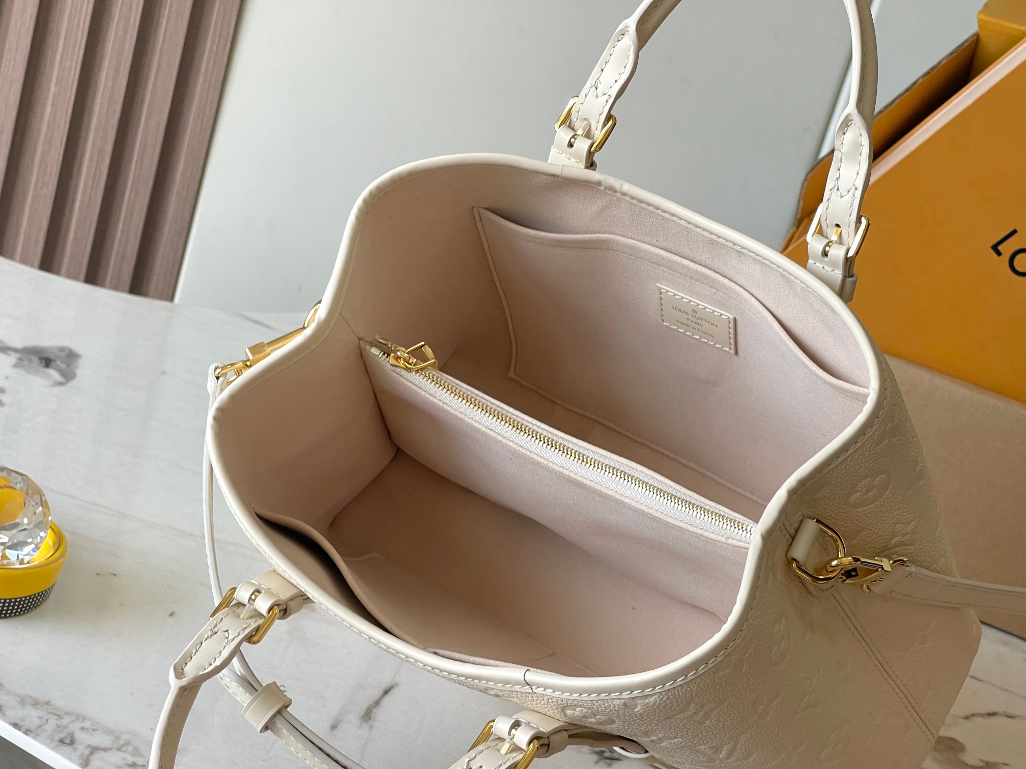 Image [9]-p2300This Babylone Tote Handbag Traceability Paris Babylone Trend Community Model: M11394 WhiteMaterials: A-grade all-steel hardwareImported original fabricsPackaging: a full set of the original duty-free M Bobberley loadedSize: 31 * 21.5 * 13CM-High Faux Bags
