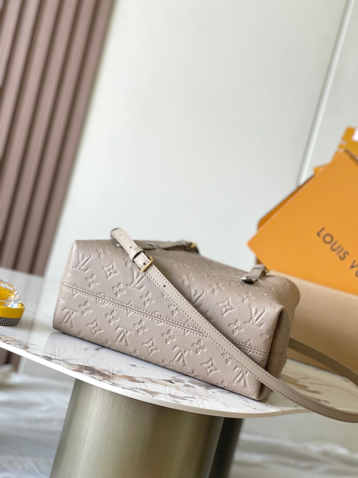 Image [4]-p2300 This Babylone Tote Handbag Traceability Paris Babylone Trend Community Model: M11463 Taupe Material: A grade all-steel hardware imported original fabrics Packaging: a full set of original duty-free M Boberly loaded Size: 31 * 21.5 * 13CM-High-fashion Bag