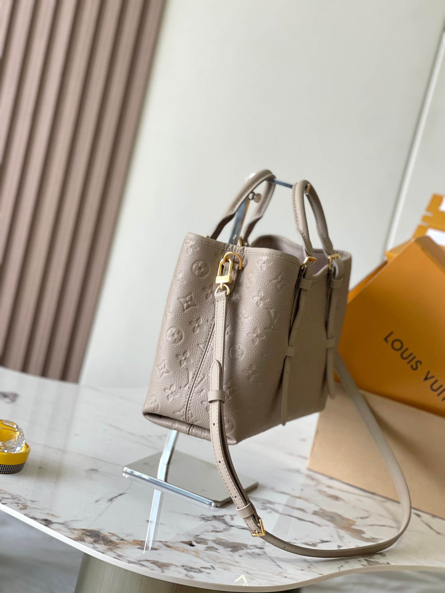 Picture [2]-p2300 This Babylone Tote Handbag Traceability Paris Babylone Trend Community Model: M11463 Taupe Material: A-grade all-steel hardware imported original fabrics Packaging: a full set of original duty-free M Boberly loaded Dimensions: 31 * 21.5 * 13CM-High Faux Bags