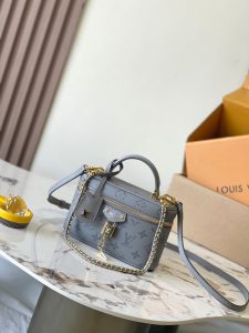 p2300 this section Vanity Chain Pouch Handbags to Classic Nice Cosmetic Bag Model: M12427 Gray Material: A grade all-steel hardware imported original fabrics Packaging: a full set of the original duty-free M Bobberly package Size: 19 * 11.5 * 6.5CM - high imitation factory