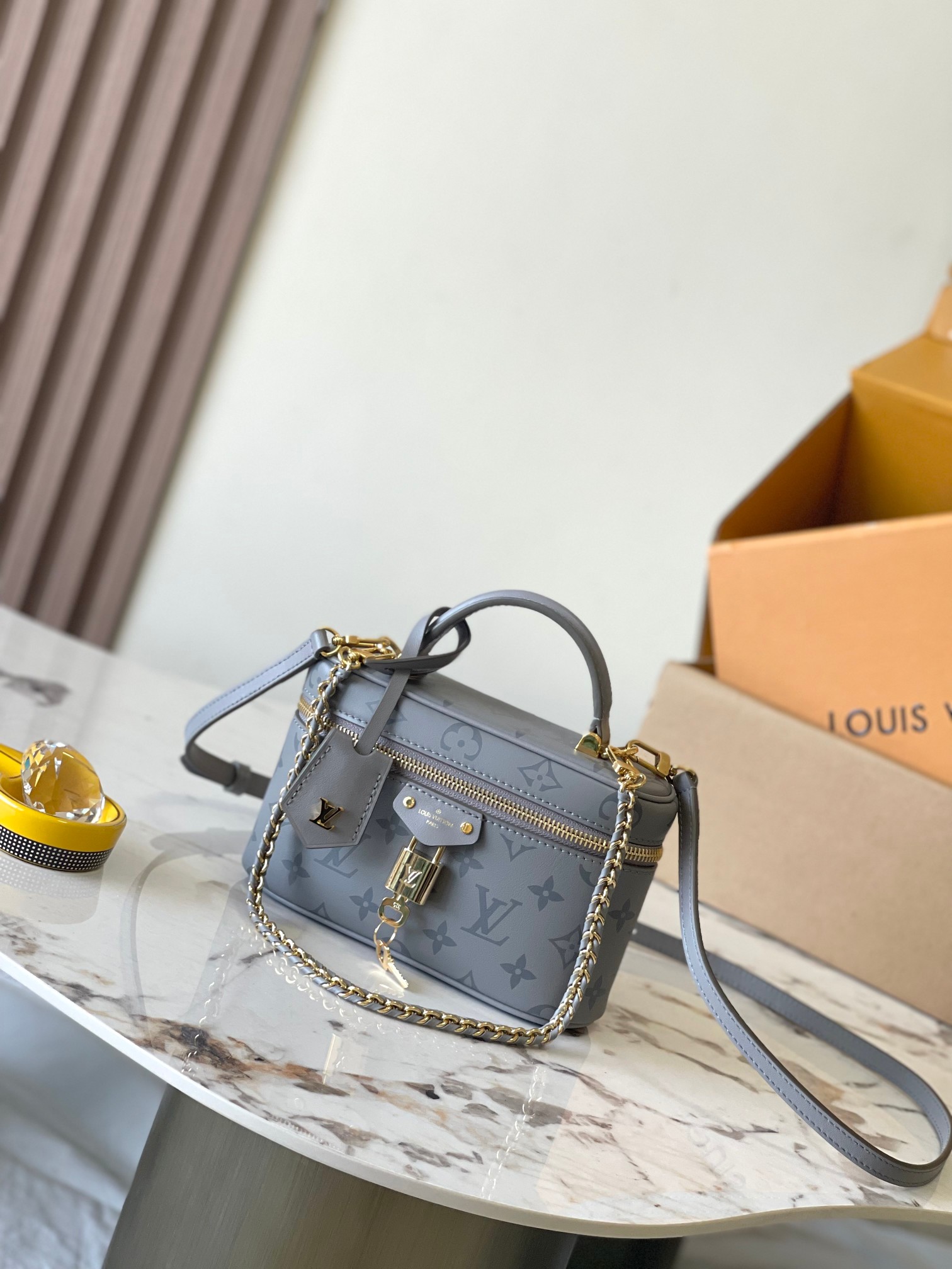 p2300 this section Vanity Chain Pouch Handbags to Classic Nice Cosmetic Bag Model: M12427 Gray Material: A grade all-steel hardware imported original fabrics Packaging: a full set of the original duty-free M Bobberly package Size: 19 * 11.5 * 6.5CM - high imitation factory