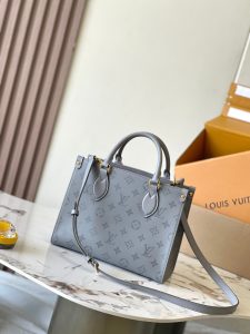 P2400 OnTheGo Small Handbag Model: M12465 GrayMaterials: Grade A all-steel hardwareImported original fabricsPackaging: a full set of original duty-free M Bobberly packageSize: 25 * 19 * 11.5CM-High-fashion Factory