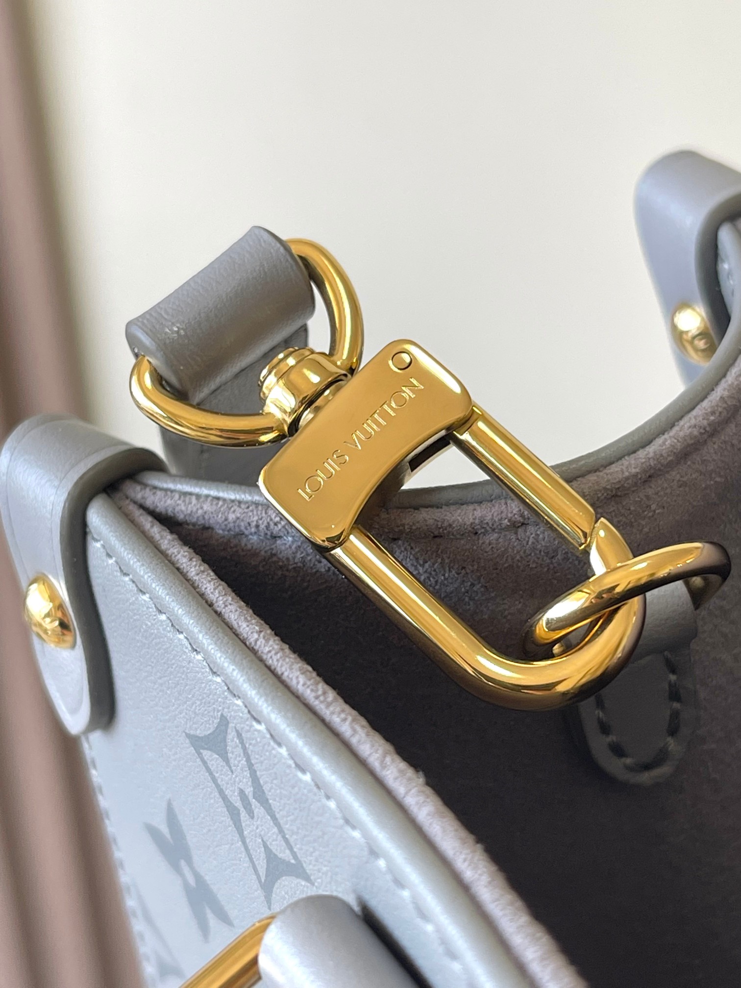 P2400 OnTheGo Small Handbag Model: M12465 GrayMaterials: Grade A all-steel hardwareImported original fabricsPackaging: a full set of original duty-free M Bobberly packageSize: 25 * 19 * 11.5CM-High-fashion Factory