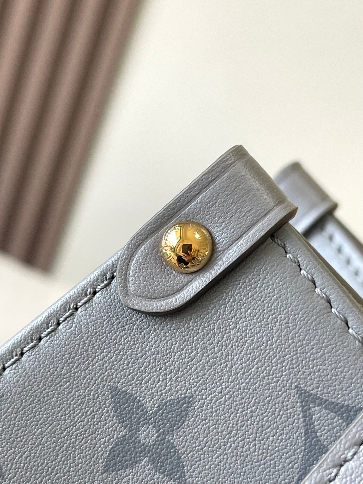 P2400 OnTheGo Small Handbag Model: M12465 GrayMaterials: Grade A all-steel hardwareImported original fabricsPackaging: a full set of original duty-free M Bobberly packageSize: 25 * 19 * 11.5CM-High-fashion Factory