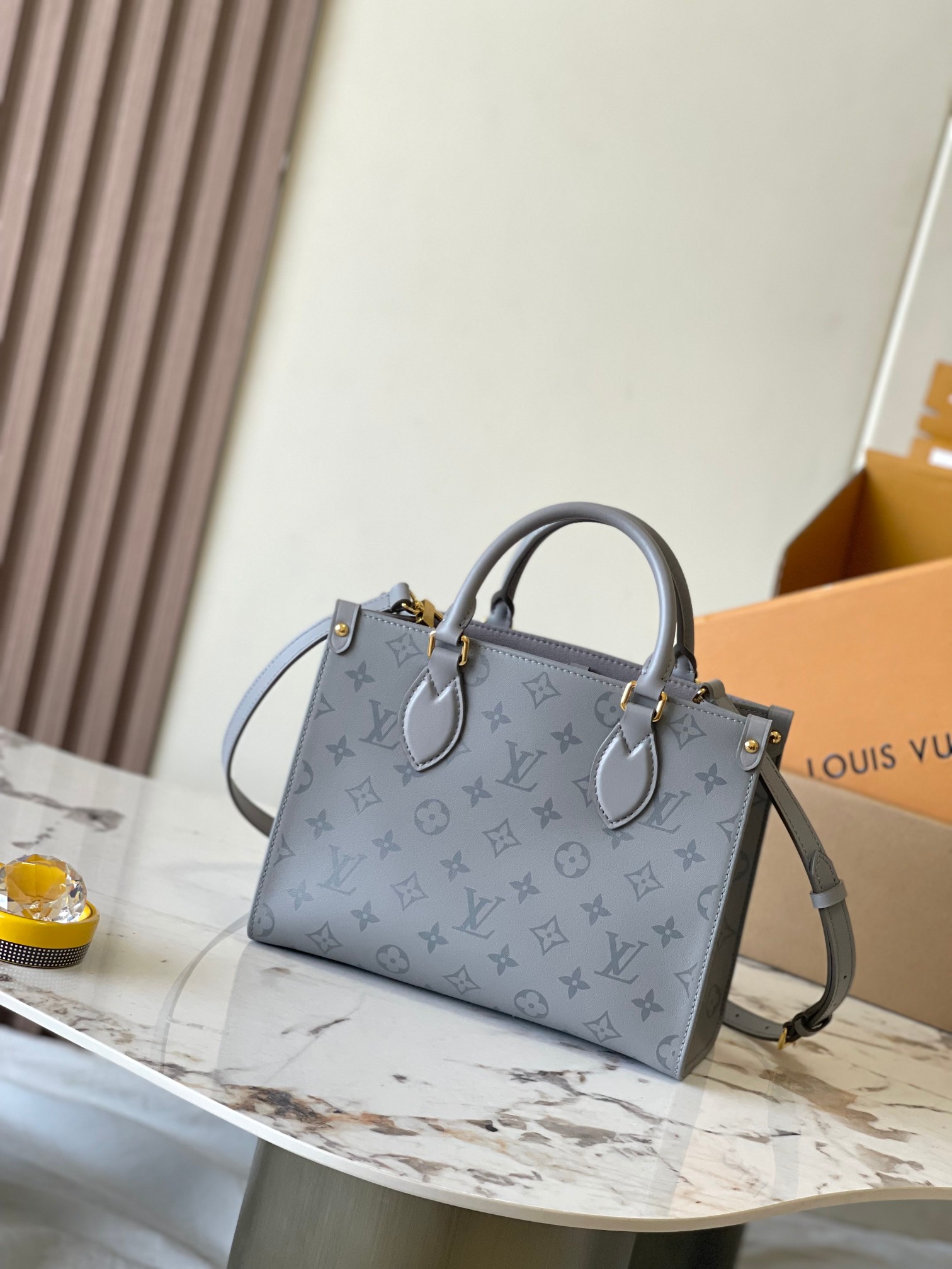 P2400 OnTheGo Small Handbag Model: M12465 GrayMaterials: Grade A all-steel hardwareImported original fabricsPackaging: a full set of original duty-free M Bobberly packageSize: 25 * 19 * 11.5CM-High-fashion Factory