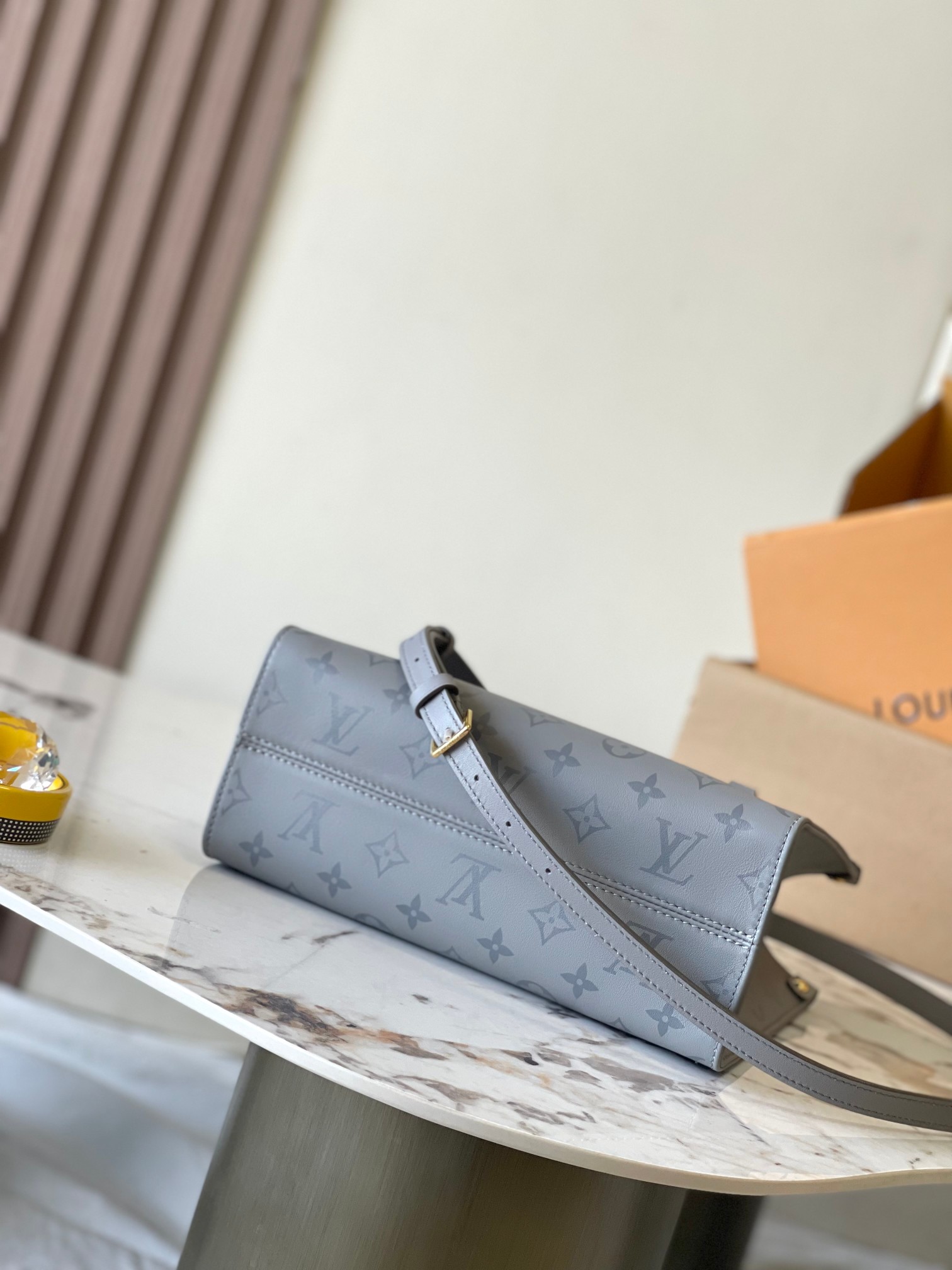 P2400 OnTheGo Small Handbag Model: M12465 GrayMaterials: Grade A all-steel hardwareImported original fabricsPackaging: a full set of original duty-free M Bobberly packageSize: 25 * 19 * 11.5CM-High-fashion Factory
