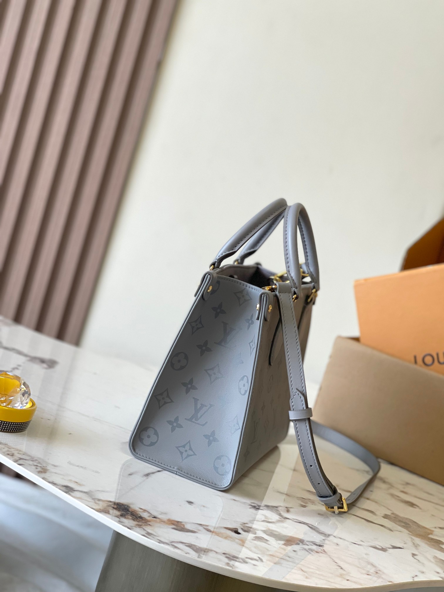 P2400 OnTheGo Small Handbag Model: M12465 GrayMaterials: Grade A all-steel hardwareImported original fabricsPackaging: a full set of original duty-free M Bobberly packageSize: 25 * 19 * 11.5CM-High-fashion Factory