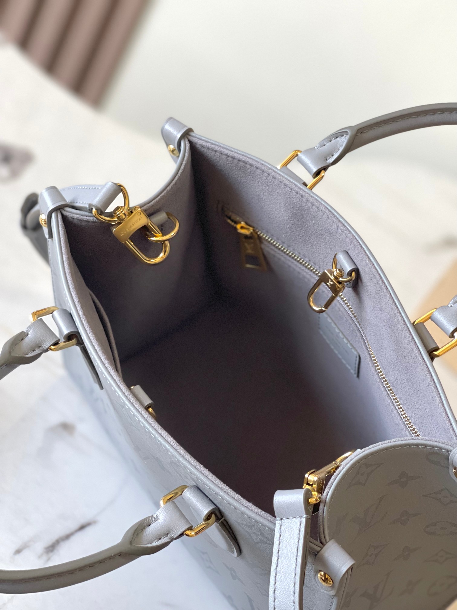 P2400 OnTheGo Small Handbag Model: M12465 GrayMaterials: Grade A all-steel hardwareImported original fabricsPackaging: a full set of original duty-free M Bobberly packageSize: 25 * 19 * 11.5CM-High-fashion Factory