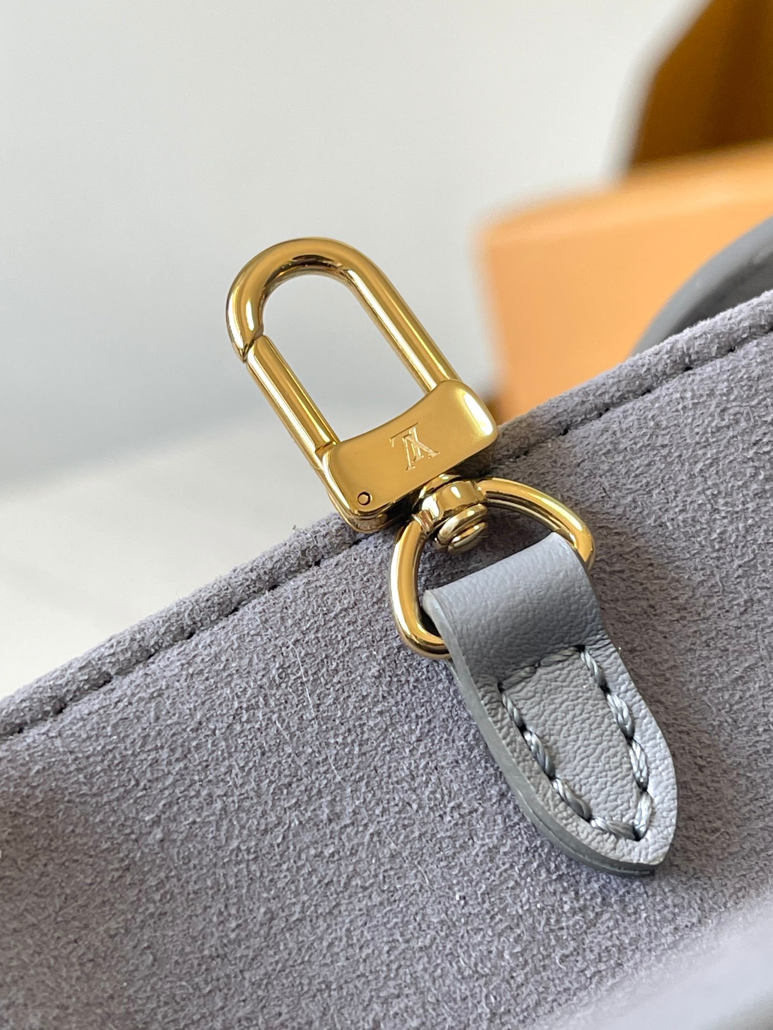 P2400 OnTheGo Small Handbag Model: M12465 GrayMaterials: Grade A all-steel hardwareImported original fabricsPackaging: a full set of original duty-free M Bobberly packageSize: 25 * 19 * 11.5CM-High-fashion Factory