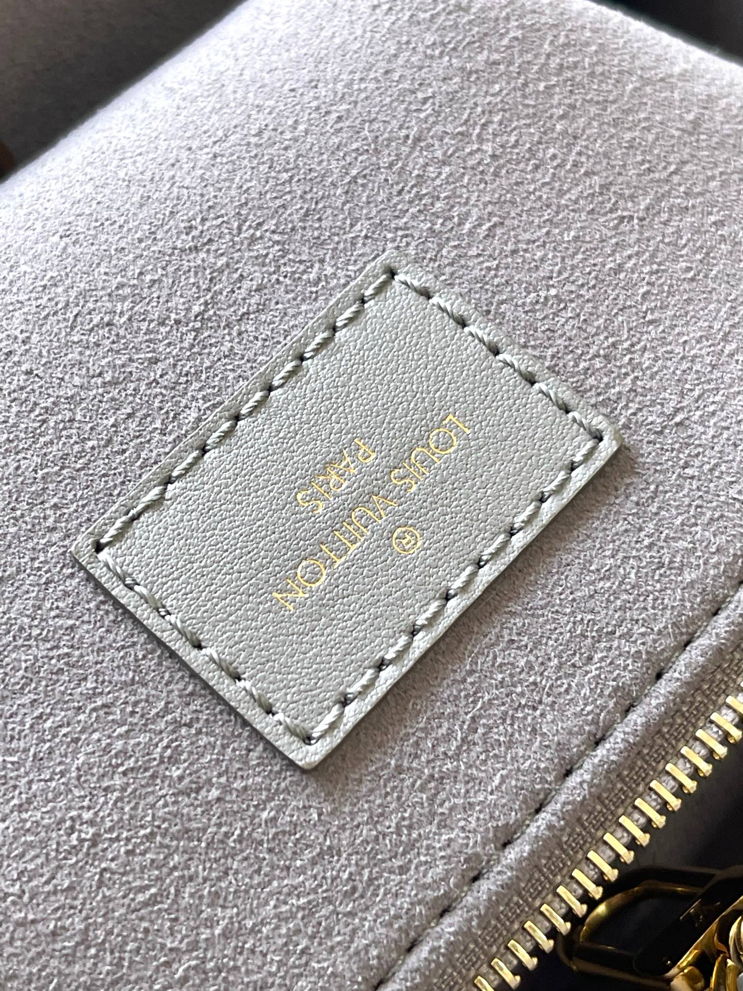 P2400 OnTheGo Small Handbag Model: M12465 GrayMaterials: Grade A all-steel hardwareImported original fabricsPackaging: a full set of original duty-free M Bobberly packageSize: 25 * 19 * 11.5CM-High-fashion Factory