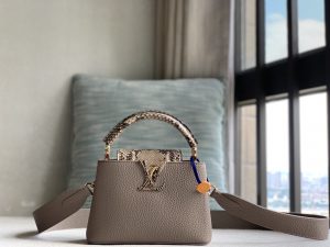 P2100 special original factory exclusively purchased on behalf of the M82067 gray purple detailed features: 21x14x8cm-high-fashion bags