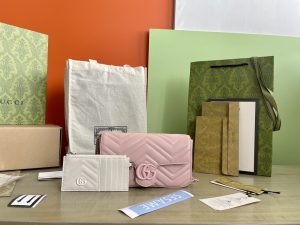 G型号：751526 型号：21/12/5 P1600 商品细节Gucci经典小件配饰继续围绕品牌不断发展的美学理念为自身注入新的活力这款GG Marmont系列迷你手袋以雅致的粉色匠心呈现配以同色调配件令整个设计魅力倍增内部设有一个可拆卸白色撞色皮革卡片夹
浅粉色绗缝V型图案皮革
额外附赠白色皮革卡片夹
浅粉色钯金配件配陶瓷效果饰面
绒面材质质感云纹织物和超细纤维混纺衬里
双G
内部：两个卡片隔层可拆卸拉链卡片夹
外部：一个后袋
按扣开合-高仿包包