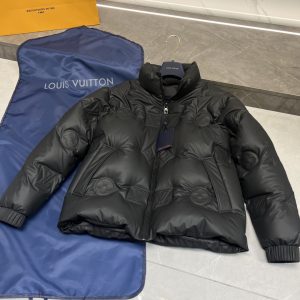 P1400🎁Louis立体浮雕羽绒.还是那句哈最好的都“给你们”满满的鹅颈绒填充.（衣架➕原版尼龙收纳袋,必须标配呀）-高仿包包