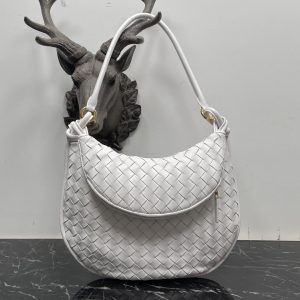 Bottega Veneta Large White Gemelli Bag 🤎 From the Winter 2023 show, the Gemelli bag, which means "twin" in Italian, is a clever and interesting design that combines a large bag with a zippered handle to create a twin bag effect. 🤍The overall design echoes the "power of stacking" of the Summer 2023 collection, with the Gemelli bag, which is a pairing of two bags, joined by a knot that connects the top and bottom sections, a classic Bottega Veneta design 🖤The knots are also part of the design. Medium Model No.: 8004 Size: 36*10*25cm-High Faux Factory