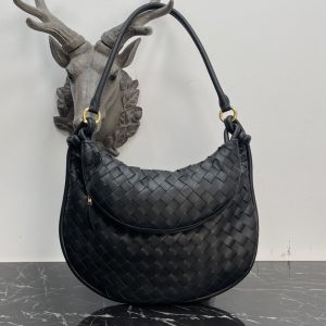 Bottega Veneta Large Black Gemelli Bag 🤎 From the Winter 2023 show, the Gemelli bag, which means "twin" in Italian, is a clever and interesting design that combines a large bag with a zippered handle to create a twin bag effect. 🤍The overall design echoes the "power of stacking" of the Summer 2023 collection, with the Gemelli bag, which is a pairing of two bags, joined by a knot that connects the top and bottom sections, a classic Bottega Veneta design 🖤The knots are also part of the design. Medium Model No.: 8004 Size: 36*10*25cm-High Faux Factory
