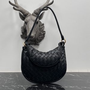 Bottega Veneta Small Black Gemelli A very hot underarm bag 🔥 Unique half-moon design is very recognizable! Shu Qi with the same model ✨ Twin bag has a removable half-moon zipper handheld with a sense of design at the same time, but also with a good match to make people bright Unique structural design to meet the needs of different occasions Small Model No.: 8004 Size: 24.5 * 7 * 19cm - high imitation factory