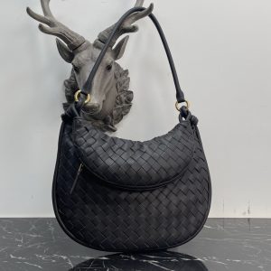 Bottega Veneta Large Coffee Gemelli Bag 🤎 From the Winter 2023 show, the Gemelli bag, which means "twin" in Italian, is a clever and interesting design that combines a large bag with a zippered handle to create a twin bag effect. 🤍The overall design echoes the "power of stacking" of the Summer 2023 collection, with the Gemelli bag, which is a pairing of two bags, joined by a knot that connects the top and bottom sections, a classic Bottega Veneta design 🖤The knots are also part of the design. Medium Model No.: 8004 Size: 36*10*25cm-High Faux Factory