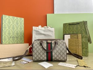 G型号：772061 尺寸26.5/17.5/14 P780 作为品牌经典之作GG Supreme帆布已然成为Gucci设计世界的标志性面料该面料在品牌新推系列频频亮相并透过Gucci美学视角得到焕新演绎这款小号手提包通体缀饰品牌经典字母交织图案经典互扣式双G造型配件为这件单品添注品牌标识魅力
米色和棕色GG Supreme帆布
棕色皮革滚边
金色调配件
棉麻混纺衬里
作为Gucci Tag的精选单品本商品支持NFC技术享受数字化的创新体验
双G
提手高：10厘米
可拆卸肩带（48厘米高）
拉链门襟-高仿包包