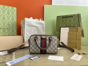 G型号：772053 尺寸：21.5/14/11.5 P1260作为品牌经典之作GG Supreme帆布已然成为Gucci设计世界的标志性面料该面料在品牌新推系列频频亮相并透过Gucci美学视角得到焕新演绎这款迷你手提包通体缀饰品牌经典字母交织图案经典互扣式双G造型配件为这件单品添注品牌标识魅力
米色和乌木色GG Supreme帆布
棕色皮革滚边
金色调配件
棉麻混纺衬里
作为Gucci Tag的精选单品本商品支持NFC技术享受数字化的创新体验
双G
提手高：10厘米
可拆卸肩带（49厘米高）
拉链门襟-高仿包包