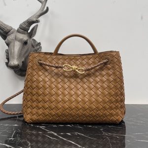 Bv Baodiejia large golden brown eight buckle briefcase medium this season's most practical bag is also the main paragraph old money old money style finally returned 😭 every household is catering to the young group only bv back to its own best style and flavor the whole is not too much design is very simple square open bag only shoulder strap on the