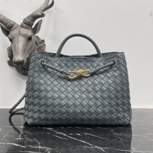 Bv Baodiejia large haze blue eight buckle briefcase medium this season's most practical bag is also the main paragraph old money old money style finally returned 😭 every household is catering to the young group only bv back to its own best style and flavor the whole is not overly designed is very simple square open bag only the shoulder strap on the