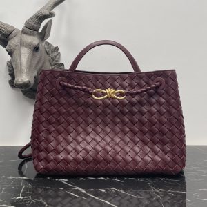 Bv Baodiejia large burgundy eight buckle briefcase medium this season's most practical bag is also the main paragraph old money old money style finally returned 😭 every household is catering to the young group only bv back to its own best style and flavor the whole is not overly designed is very simple square open bag only the shoulder strap on the