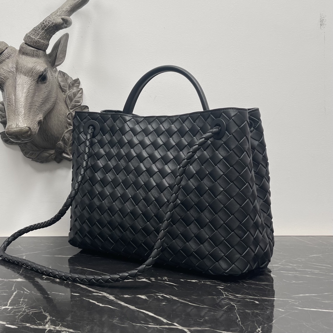Picture [1]-Bv Baodiejia large bright black eight buckle briefcase in the season's most practical bag is also the main paragraph old money old money style finally returned 😭 every family are catering to young groups only bv back to its own best style and flavor overall no excessive design is very simple square open bag only shoulder strap on the "8″ word buckle Hardware a highlight of a look is very expensive this is the rich sister should carry the bag 32.5 × 24 × 12cm#6008-High-fashion Factory