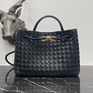 Bv Baodiejia large bright black eight buckle briefcase medium this season's most practical bag is also the main paragraph old money old money style finally returned 😭 every household is catering to the young group only bv back to its own best style and flavor of the overall design is not too much is very simple square open bag only the shoulder strap on the