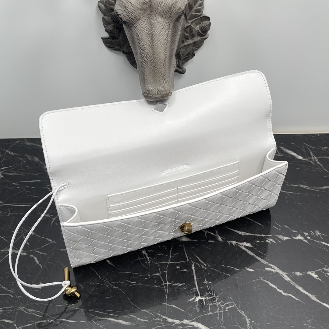 Bottega Veneta white Andiamo new design imported original sheepskin material touch delicate high-level delicate and was hard grass ~ "bag" can really cure all diseases metal and preparation of the collision so that the overall look more fashionable sense of seniority and its silhouette line re-interpretation of the traditional classic almost completely unpicky occasions Model No. 3078 size 31 * 13 * 3cm: 3078 size: 31 * 13 * 3cm-high imitation factory