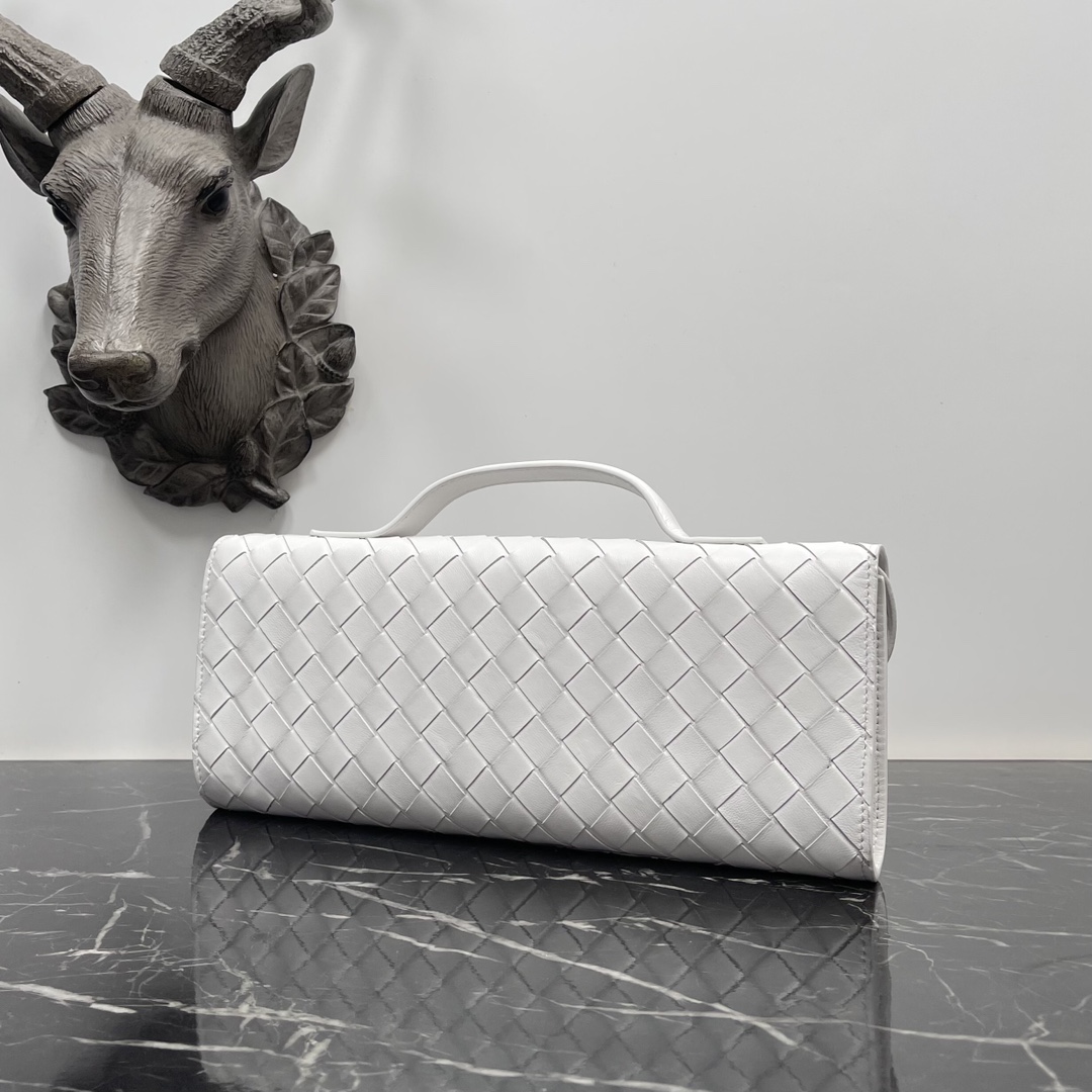 Bottega Veneta white Andiamo new design imported original sheepskin material touch delicate high-level delicate and was hard grass ~ "bag" can really cure all diseases metal and preparation of the collision so that the overall look more fashionable sense of seniority and its silhouette line re-interpretation of the traditional classic almost completely unpicky occasions Model No. 3078 size 31 * 13 * 3cm: 3078 size: 31 * 13 * 3cm-high imitation factory