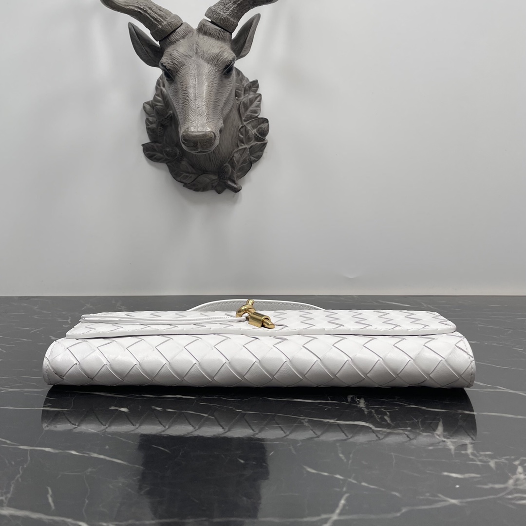 Bottega Veneta white Andiamo new design imported original sheepskin material touch delicate high-level delicate and was hard grass ~ "bag" can really cure all diseases metal and preparation of the collision so that the overall look more fashionable sense of seniority and its silhouette line re-interpretation of the traditional classic almost completely unpicky occasions Model No. 3078 size 31 * 13 * 3cm: 3078 size: 31 * 13 * 3cm-high imitation factory