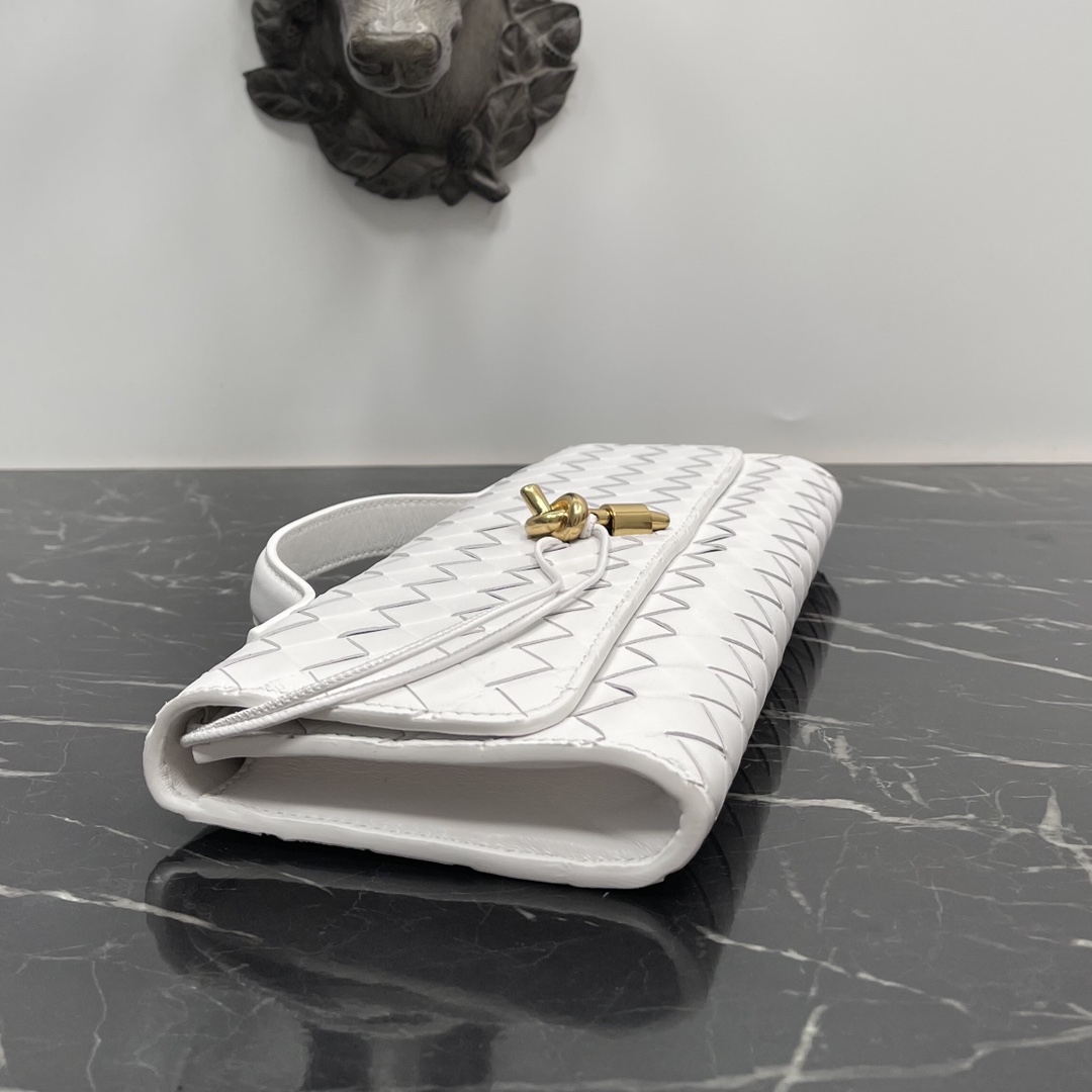 Bottega Veneta white Andiamo new design imported original sheepskin material touch delicate high-level delicate and was hard grass ~ "bag" can really cure all diseases metal and preparation of the collision so that the overall look more fashionable sense of seniority and its silhouette line re-interpretation of the traditional classic almost completely unpicky occasions Model No. 3078 size 31 * 13 * 3cm: 3078 size: 31 * 13 * 3cm-high imitation factory