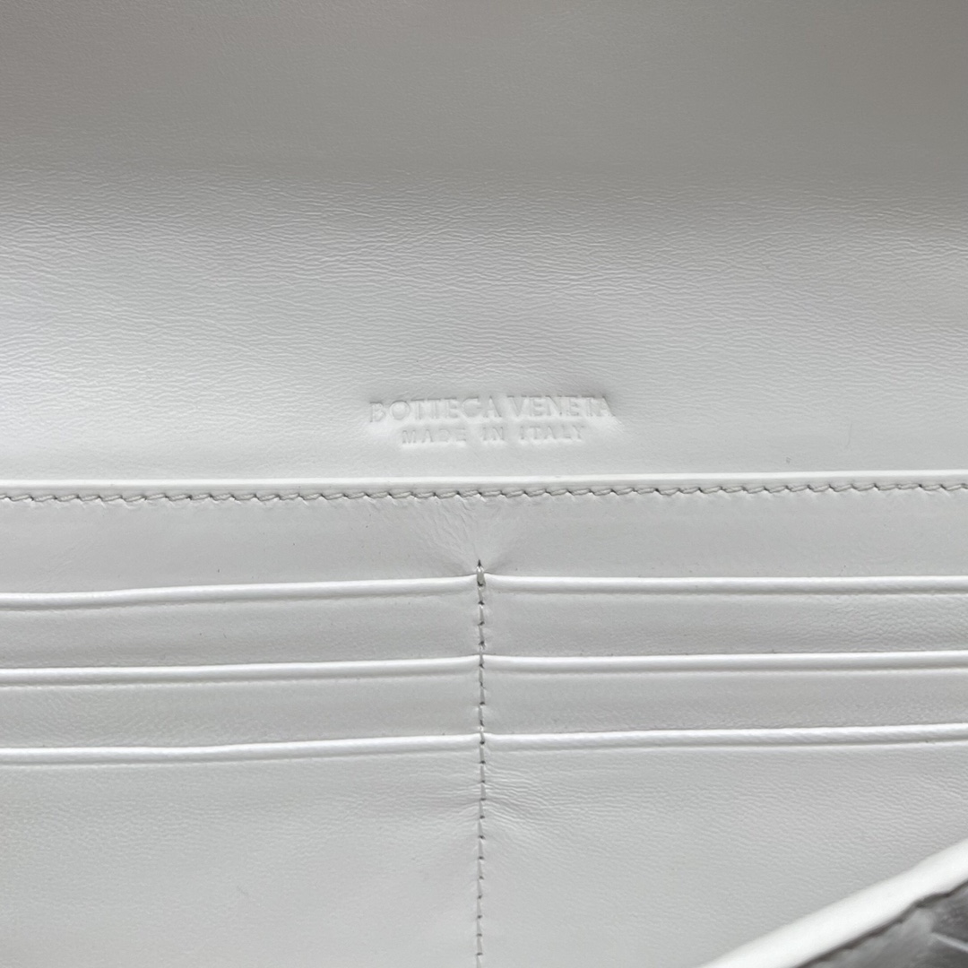 Bottega Veneta white Andiamo new design imported original sheepskin material touch delicate high-level delicate and was hard grass ~ "bag" can really cure all diseases metal and preparation of the collision so that the overall look more fashionable sense of seniority and its silhouette line re-interpretation of the traditional classic almost completely unpicky occasions Model No. 3078 size 31 * 13 * 3cm: 3078 size: 31 * 13 * 3cm-high imitation factory