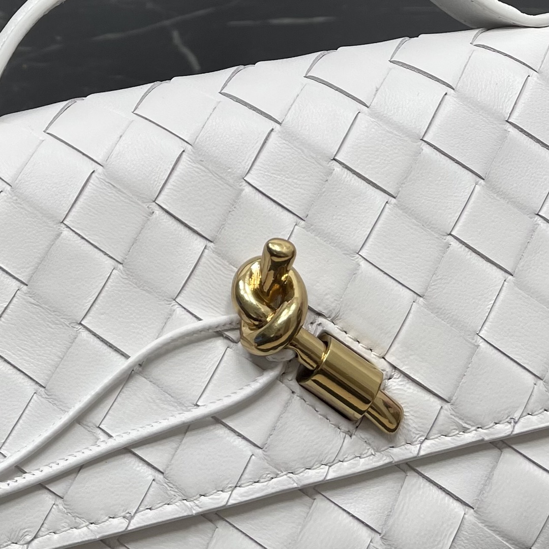 Bottega Veneta white Andiamo new design imported original sheepskin material touch delicate high-level delicate and was hard grass ~ "bag" can really cure all diseases metal and preparation of the collision so that the overall look more fashionable sense of seniority and its silhouette line re-interpretation of the traditional classic almost completely unpicky occasions Model No. 3078 size 31 * 13 * 3cm: 3078 size: 31 * 13 * 3cm-high imitation factory