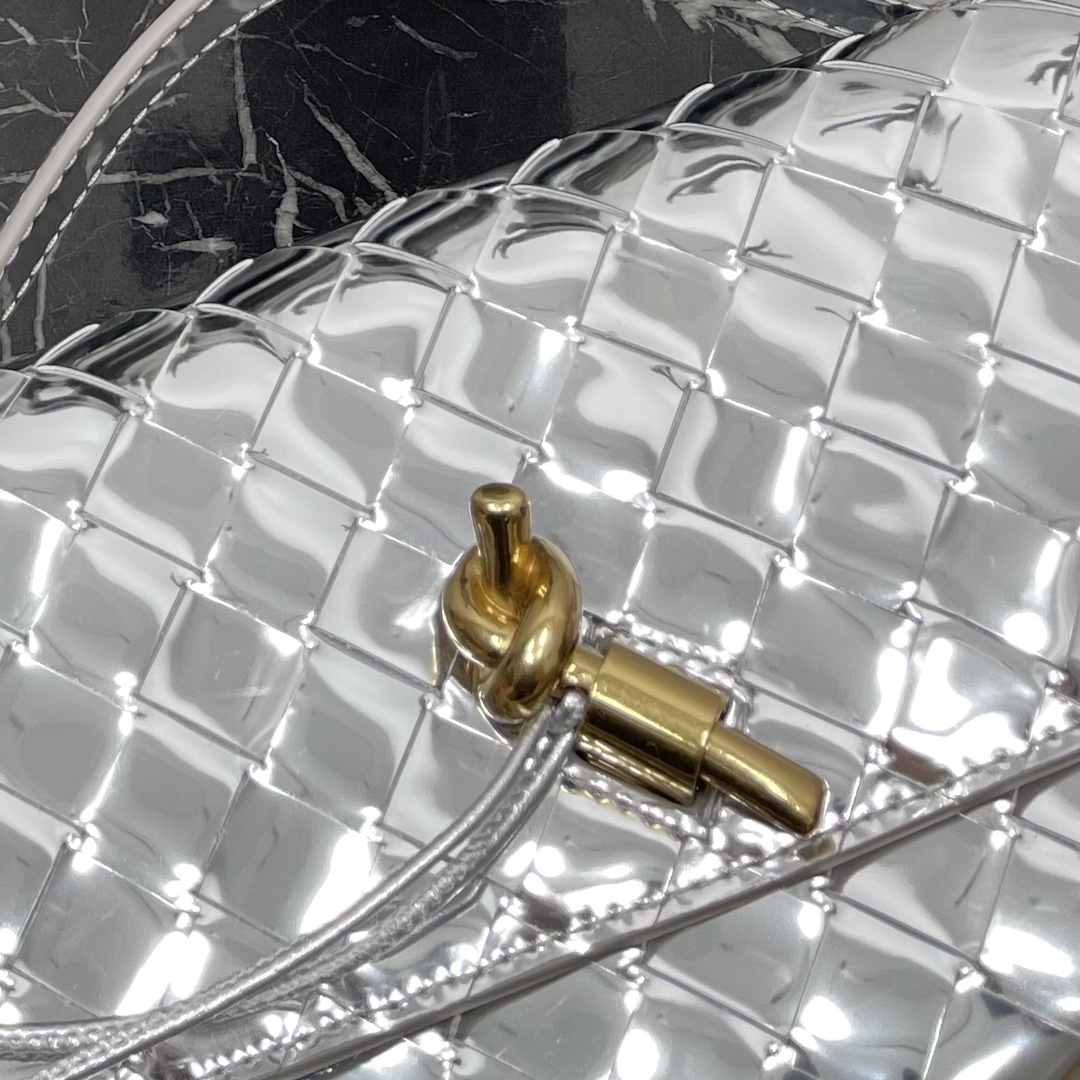 Bottega Veneta silver Andiamo new design imported original sheepskin material touch delicate high-level exquisite and was hard grass ~ "bag" can really cure all diseases metal and preparation of the collision makes the overall look more fashionable sense of seniority and its silhouette line re-interpretation of the traditional classic almost completely unpicky occasions Model No. 3078 size 31 * 13 * 3cm: 3078 size: 31 * 13 * 3cm-high imitation factory