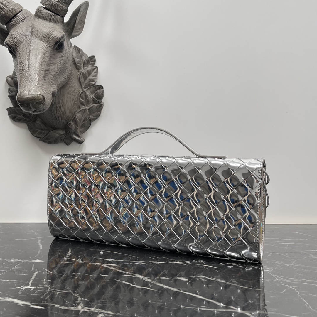 Bottega Veneta silver Andiamo new design imported original sheepskin material touch delicate high-level exquisite and was hard grass ~ "bag" can really cure all diseases metal and preparation of the collision makes the overall look more fashionable sense of seniority and its silhouette line re-interpretation of the traditional classic almost completely unpicky occasions Model No. 3078 size 31 * 13 * 3cm: 3078 size: 31 * 13 * 3cm-high imitation factory
