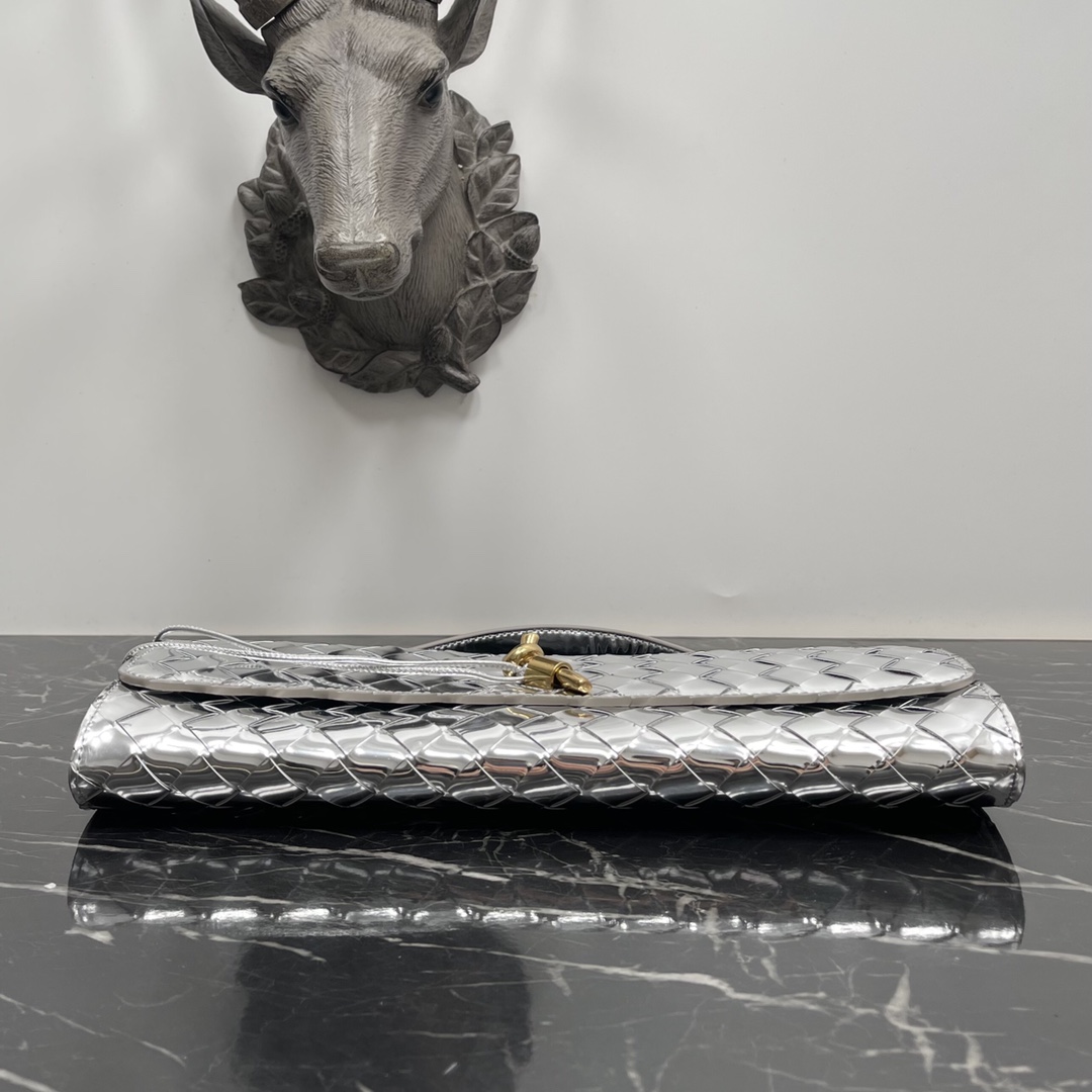 Bottega Veneta silver Andiamo new design imported original sheepskin material touch delicate high-level exquisite and was hard grass ~ "bag" can really cure all diseases metal and preparation of the collision makes the overall look more fashionable sense of seniority and its silhouette line re-interpretation of the traditional classic almost completely unpicky occasions Model No. 3078 size 31 * 13 * 3cm: 3078 size: 31 * 13 * 3cm-high imitation factory