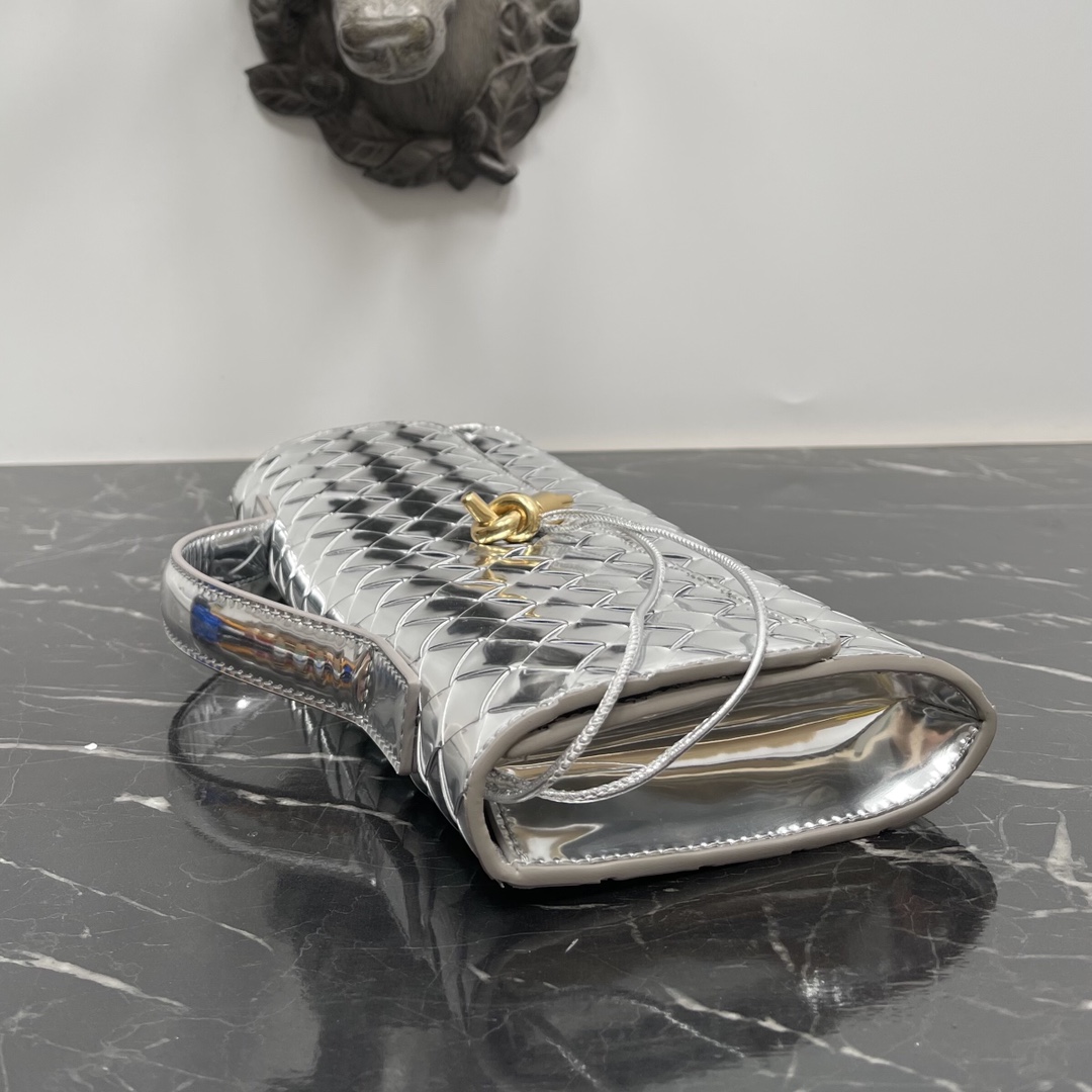 Bottega Veneta silver Andiamo new design imported original sheepskin material touch delicate high-level exquisite and was hard grass ~ "bag" can really cure all diseases metal and preparation of the collision makes the overall look more fashionable sense of seniority and its silhouette line re-interpretation of the traditional classic almost completely unpicky occasions Model No. 3078 size 31 * 13 * 3cm: 3078 size: 31 * 13 * 3cm-high imitation factory