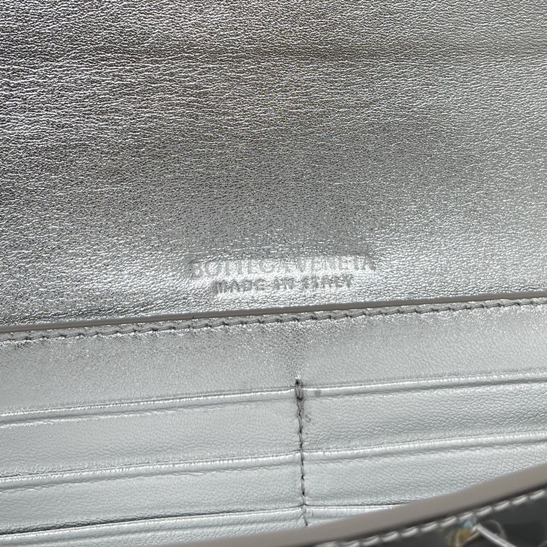 Bottega Veneta silver Andiamo new design imported original sheepskin material touch delicate high-level exquisite and was hard grass ~ "bag" can really cure all diseases metal and preparation of the collision makes the overall look more fashionable sense of seniority and its silhouette line re-interpretation of the traditional classic almost completely unpicky occasions Model No. 3078 size 31 * 13 * 3cm: 3078 size: 31 * 13 * 3cm-high imitation factory