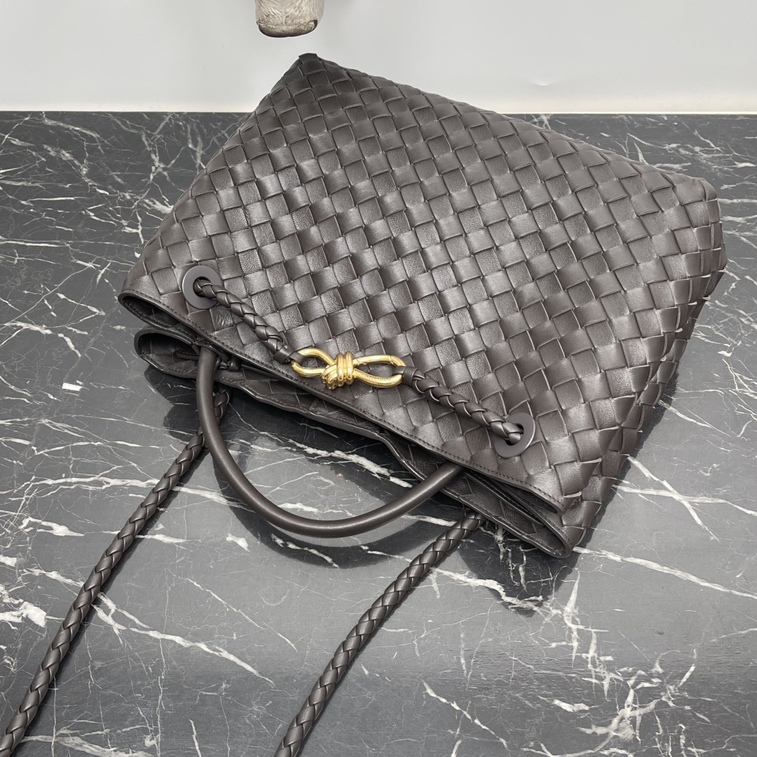Picture [1]-Bv Baodiejia large caramel color eight buckle briefcase in this season's most practical bag is also the main paragraph old money old money style finally returned 😭 every household are catering to the young group only bv back to its own best style and flavor of the overall design is not too much is a very simple square open bag only the shoulder straps on the "8″ word buckle Hardware a highlight of a look is very expensive this is the rich sister should carry the bag 32.5 × 24 × 12cm#6007-High-fashion Factory
