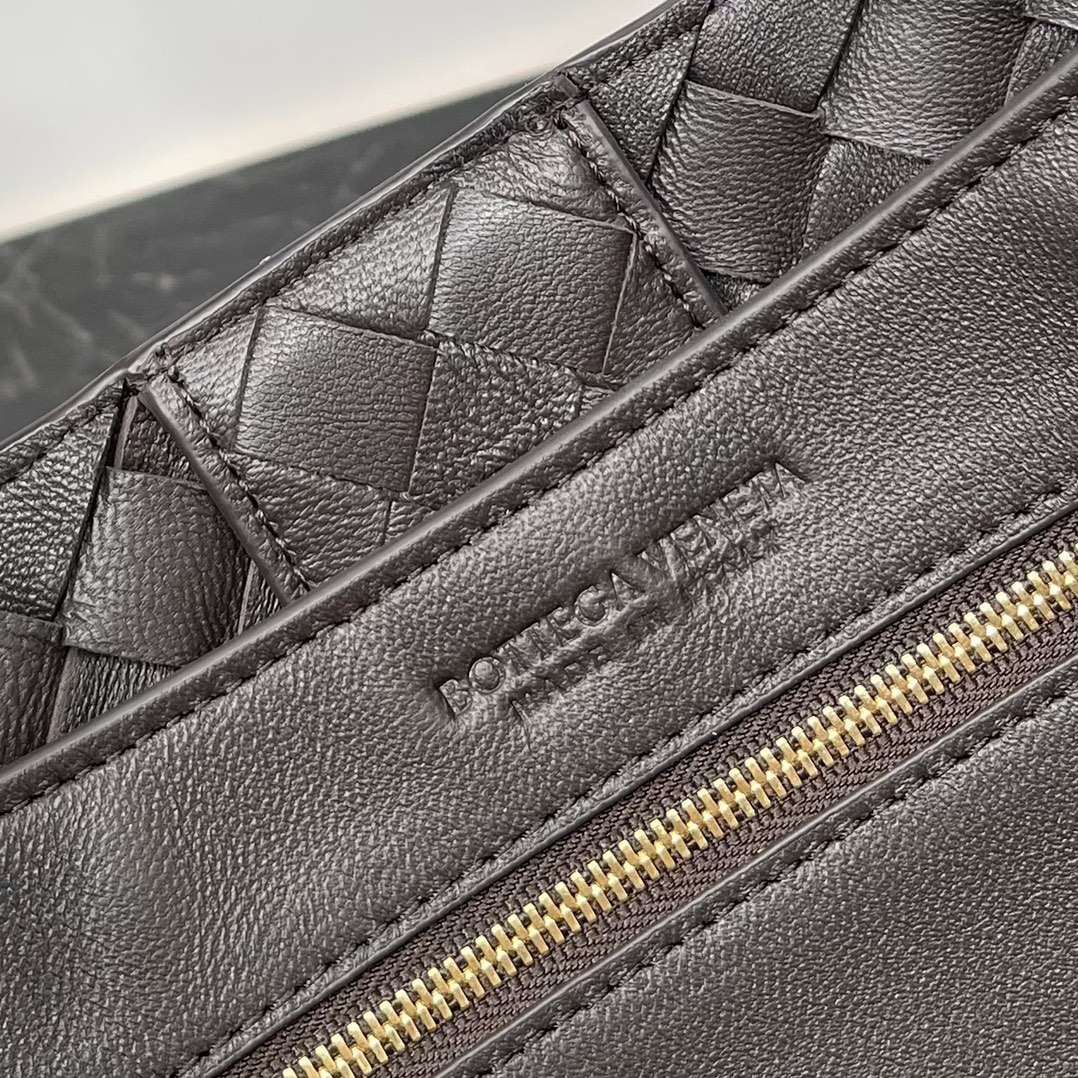 Picture [1]-Bv Baodiejia large caramel color eight buckle briefcase in this season's most practical bag is also the main paragraph old money old money style finally returned 😭 every household are catering to the young group only bv back to its own best style and flavor of the overall design is not too much is a very simple square open bag only the shoulder straps on the "8″ word buckle Hardware a highlight of a look is very expensive this is the rich sister should carry the bag 32.5 × 24 × 12cm#6007-High-fashion Factory