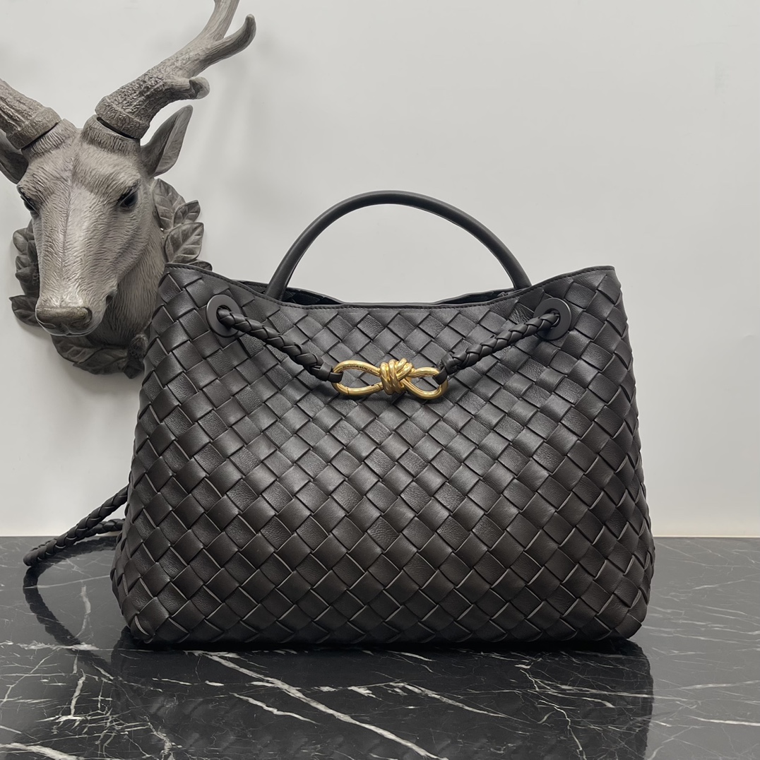 Bv Baodiejia large matte black eight buckle briefcase medium this season's most practical bag is also the main paragraph old money old money style finally returned 😭 every family are catering to young groups only bv back to its own best style and flavor overall no excessive design is very simple square open bag only shoulder strap on the "8″ word buckle hardware a highlights A look is very expensive this is the rich sister should carry the bag 32.5 × 24 × 12cm#6007-High-fashion bags