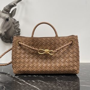 BV Baodiejia Large Caramel Andiamo Tote Bag This bag is really good-looking and good to use the whole 4 kinds of back 🥳✅ Simply don't smell too good 🥰 Really elegant and practical ✅ Handle and bag perfect integration of the whole leather lines smooth lambskin artisanal craftsmanship Bing multiply the use of top-quality raw materials purpose! Because we are handmade each crisscrossing weave contains irreplaceable exquisite weaving skills 🎨 Model No.: 6025 Size: 29 * 10 * 18 - high imitation factory