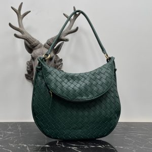 Bottega Veneta Large Coffee Gemelli Bag 🤎 From the Winter 2023 show, the Gemelli bag, which means "twin" in Italian, is a clever and interesting design that combines a large bag with a zippered handle to create a twin bag effect. 🤍The overall design echoes the "power of stacking" of the Summer 2023 collection, with the Gemelli bag, which is a pairing of two bags, joined by a knot that connects the top and bottom sections, a classic Bottega Veneta design 🖤The knots are also part of the design. Medium Model No.: 8004 Size: 36*10*25cm-High Faux Factory