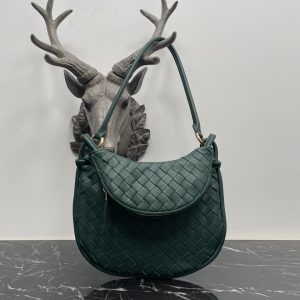 Bottega Veneta Small Emerald Gemelli A very hot underarm bag 🔥 unique half-moon design is very recognizable! Shu Qi with the same model ✨ Twin bag has a removable half-moon zipper handheld with a sense of design at the same time, but also with a good match to make people bright Unique structural design to meet the needs of different occasions Small Model No.: 8004 Size: 24.5 * 7 * 19cm - high imitation factory